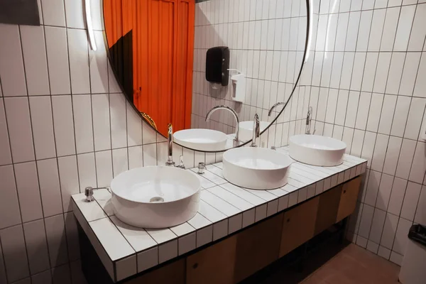 Интерьер Общественного Туалета Раковинами Зеркалом — стоковое фото