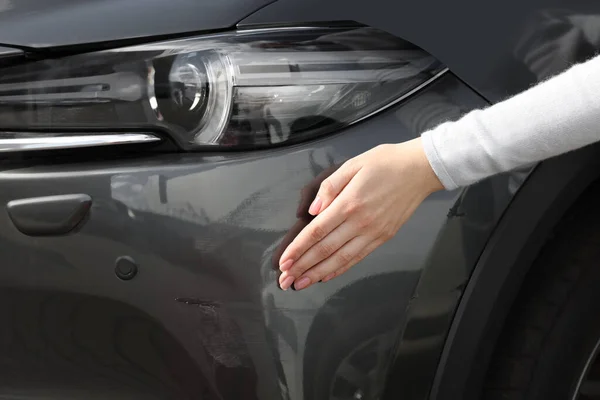 Woman Car Scratch Outdoors Closeup View — Foto de Stock