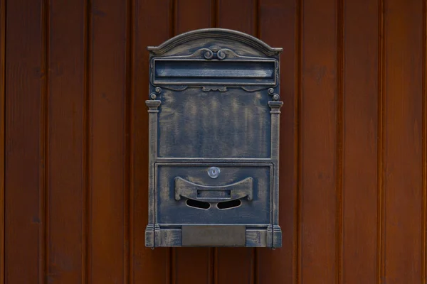 Metalowa Skrzynka Listy Drewnianej Ścianie Zewnątrz — Zdjęcie stockowe