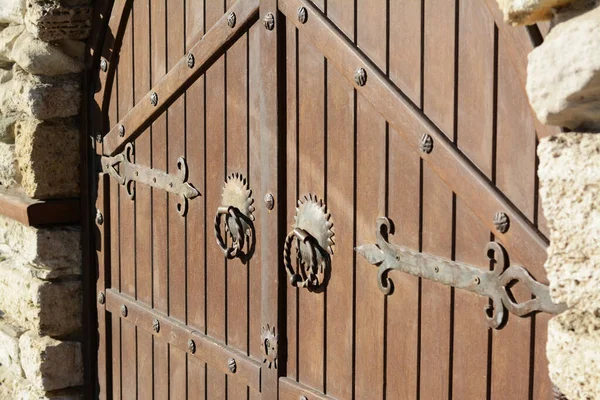 古い木造のドアを屋外での建物の入り口 クローズアップ — ストック写真