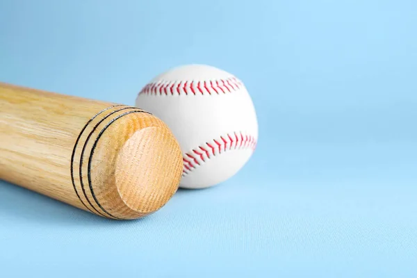Dřevěná Baseballová Pálka Míč Světle Šedém Pozadí Prostor Pro Text — Stock fotografie
