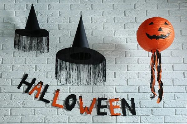 Palabra Halloween Hecha Letras Coloridas Decoración Festiva Pared Ladrillo —  Fotos de Stock