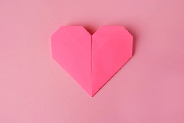Arte Origami Papel Coração Sobre Fundo Rosa Vista Superior — Fotografia de Stock