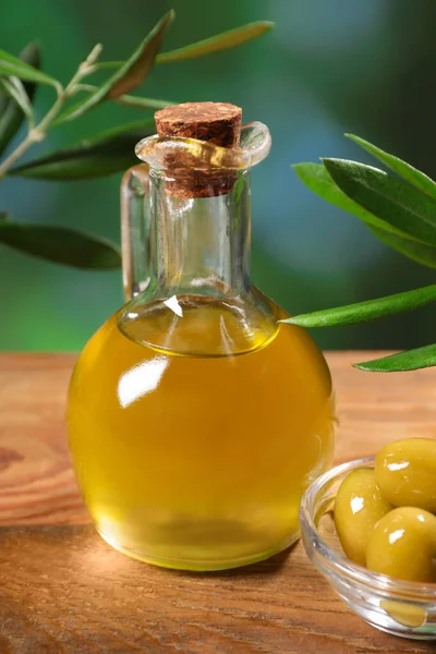 Jug Cooking Oil Olives Green Leaves Wooden Table — Stok fotoğraf