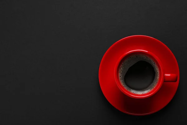 Taza Roja Con Café Aromático Sobre Fondo Negro Vista Superior — Foto de Stock