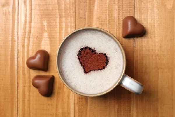 Kopp Aromatiskt Kaffe Med Hjärtformad Dekoration Och Chokladgodis Träbord Platt — Stockfoto