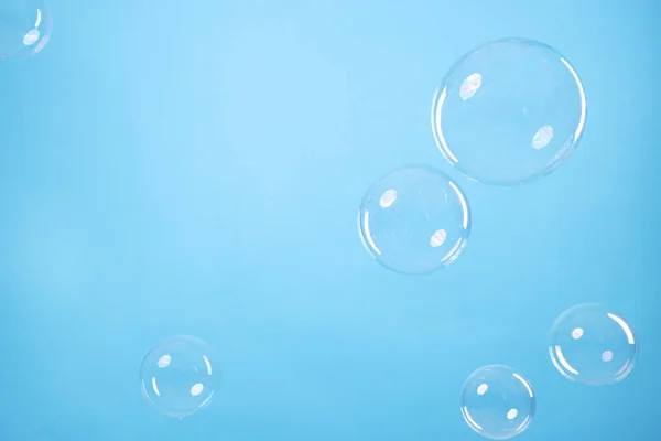 薄い青の背景に多くの美しい石鹸泡 テキストのスペース — ストック写真
