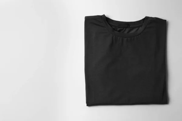 Stilvolles Schwarzes Shirt Auf Weißem Hintergrund Draufsicht Raum Für Text — Stockfoto