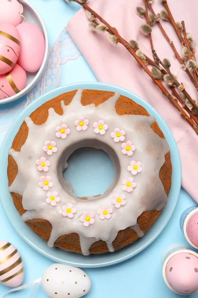 Delicioso Pastel Pascua Decorado Con Aspersiones Cerca Huevos Pintados Ramas — Foto de Stock