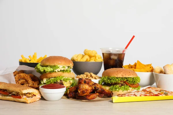 Frytki Hamburgery Inne Fast Food Drewnianym Stole Białym Tle — Zdjęcie stockowe
