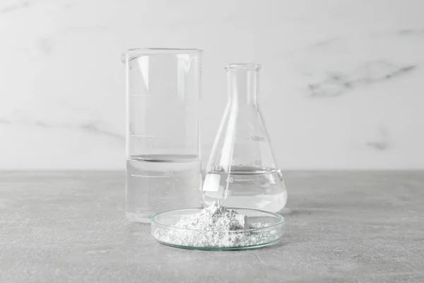 Petriskål Med Calciumcarbonatpulver Laboratorieglas Lysegråt Bord - Stock-foto
