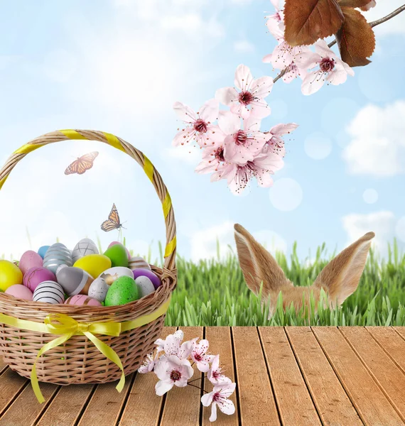 Bunny Hiding Green Grass Wooden Deck Wicker Basket Full Easter — Zdjęcie stockowe