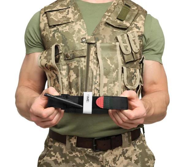 Soldato Uniforme Militare Con Laccio Emostatico Medico Sfondo Bianco Primo — Foto Stock