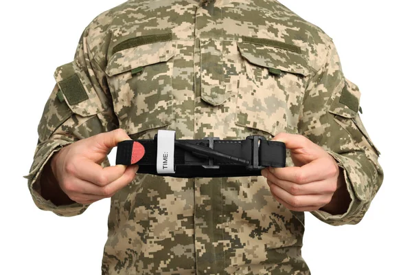 Voják Vojenské Uniformě Drží Lékařské Škrtidlo Bílém Pozadí Detailní Záběr — Stock fotografie