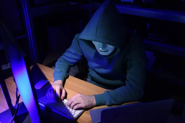 Hacker Travaillant Avec Des Ordinateurs Dans Chambre Noire Cyber Attaque — Photo