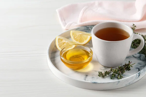 Aromás Gyógynövény Tea Kakukkfűvel Mézzel Citrommal Fehér Asztalon Szöveges Hely — Stock Fotó