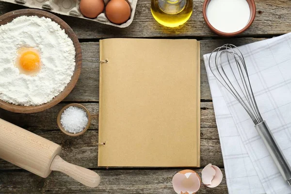 Λευκό Βιβλίο Συνταγών Που Περιβάλλεται Από Διαφορετικά Συστατικά Ξύλινο Τραπέζι — Φωτογραφία Αρχείου