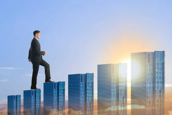 Steg Till Framgång Affärsman Klättrar Upp Skyskrapor Skyn Byggnader Som — Stockfoto