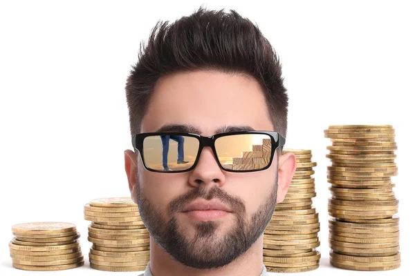 Schritte Zum Erfolg Selbstbewusster Mann Vor Gestapelten Münzen Auf Weißem — Stockfoto
