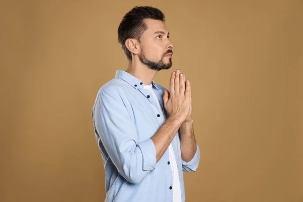 Άντρας Σφιγμένα Χέρια Προσεύχεται Μπεζ Φόντο — Φωτογραφία Αρχείου