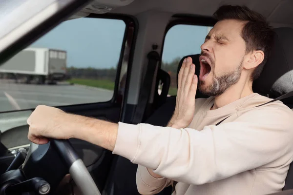 Homem Sonolento Bocejando Enquanto Dirige Seu Carro — Fotografia de Stock