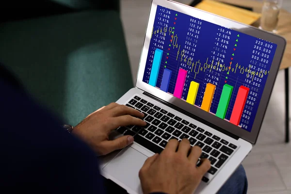 Man Analyzing Situation Stock Exchange Market Laptop Closeup Data Graph — Stock Photo, Image
