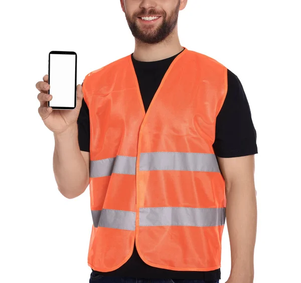 Mann Reflektierender Uniform Zeigt Smartphone Auf Weißem Hintergrund Nahaufnahme — Stockfoto