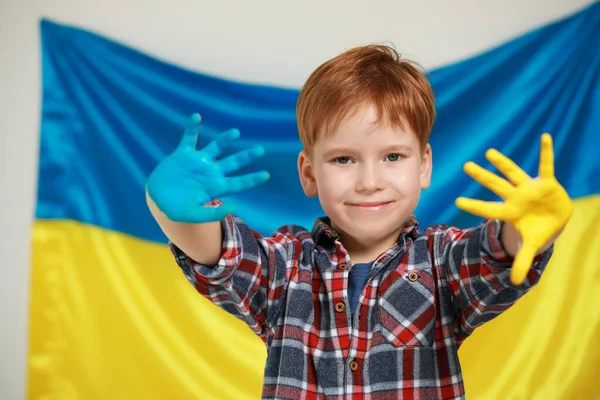 Kleine Jongen Met Geschilderde Handen Buurt Van Oekraïense Vlag Liefde — Stockfoto