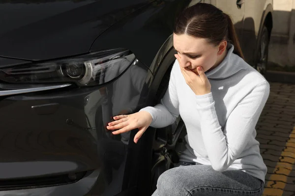 ストレスの多い女性近く車とともにスクラッチ屋外 — ストック写真