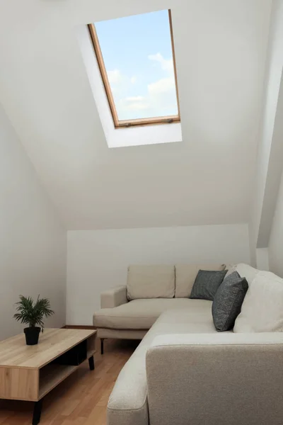 Habitación Ático Interior Con Techo Inclinado Muebles — Foto de Stock