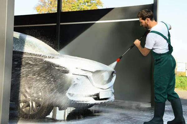Worker Washing Auto High Pressure Water Jet Outdoor Car Wash — 스톡 사진