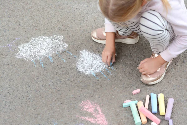 Маленький Ребенок Рисует Белые Облака Мелом Асфальте Крупным Планом — стоковое фото