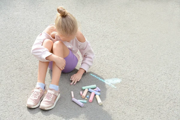 Kleines Kind Zeichnet Blume Mit Kreide Auf Asphalt Platz Für — Stockfoto