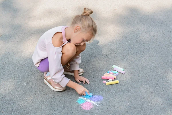 Little Child Drawing Butterfly Chalk Asphalt — Stockfoto
