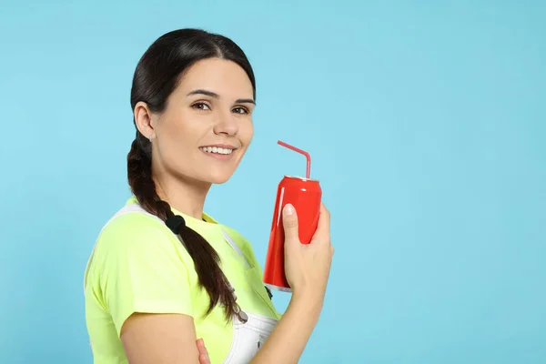 Mulher Feliz Bonita Segurando Lata Bebida Vermelha Fundo Azul Claro — Fotografia de Stock