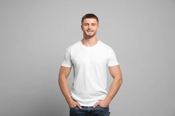 Homem Vestindo Camiseta Branca Fundo Cinza Claro Mockup Para Design — Fotografia de Stock