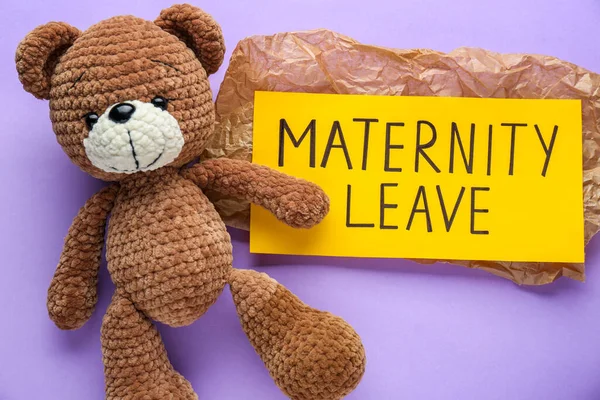 Toy Bear Note Text Maternity Leave Violet Background Flat Lay — Stock Photo, Image