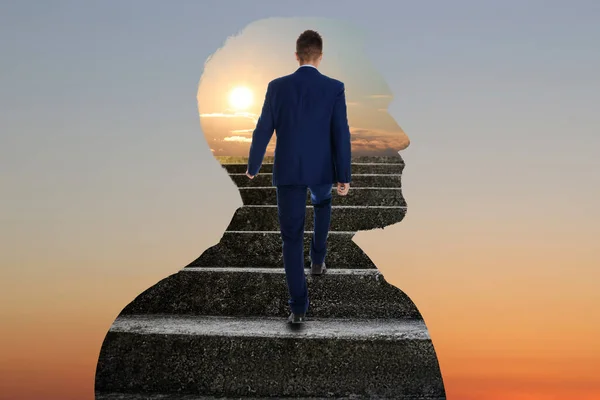 成功へのステップを考える 男のシルエットの中の階段を上るビジネスマン — ストック写真