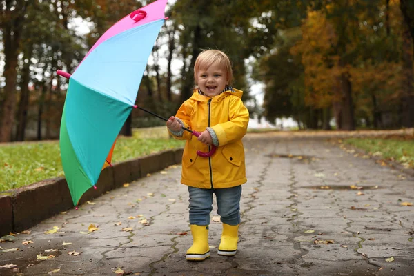 Маленькая Девочка Держит Красочный Зонтик Ходить Возле Луж Открытом Воздухе — стоковое фото