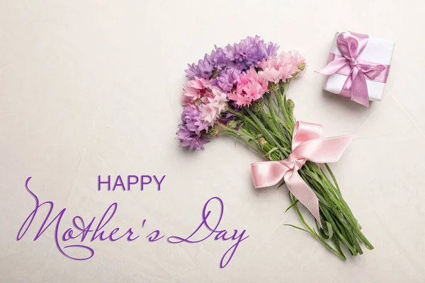Happy Mother Day Grußkarte Mit Geschenkkarton Und Blumenstrauß Auf Hellbeigem — Stockfoto
