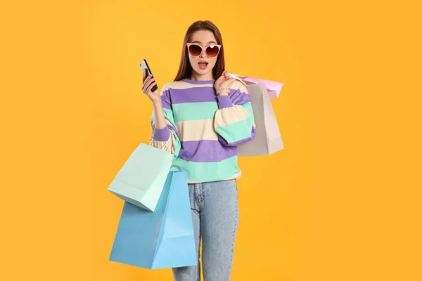 Meglepett Fiatal Bevásárló Táskák Okostelefon Sárga Háttérrel Nagy Üzlet — Stock Fotó