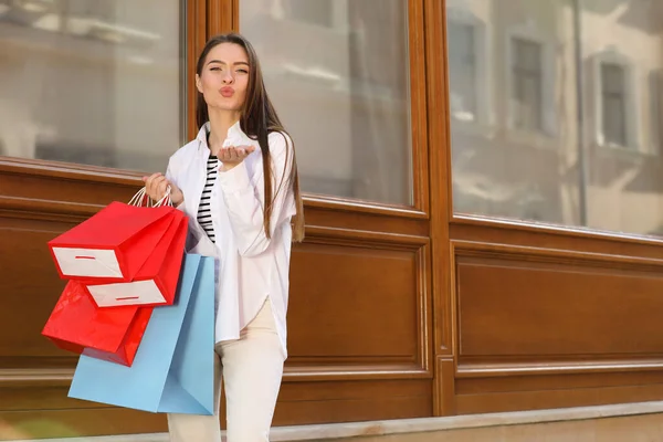 Beautiful Young Woman Shopping Bags Building Outdoors — Stok fotoğraf