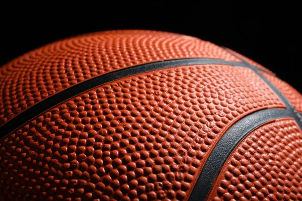 Orangefarbener Basketballball Auf Schwarzem Hintergrund Nahaufnahme — Stockfoto