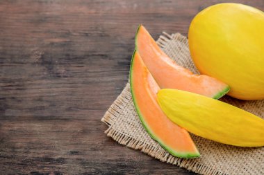 Tam ve olgun kavunları ahşap masada, metin için boşluk