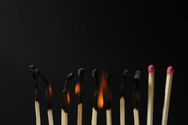 Yakma ve tüm kibritler siyah arkaplanda, yakın plan. Yok etme kavramını durdur