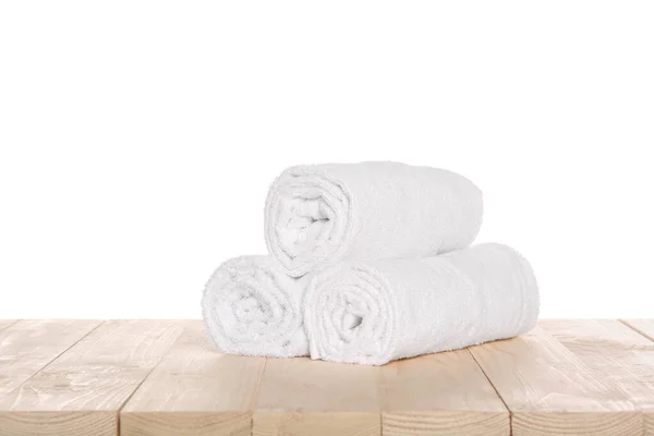 Miękkie Ręczniki Frotte Drewnianym Stole Białym Tle — Zdjęcie stockowe