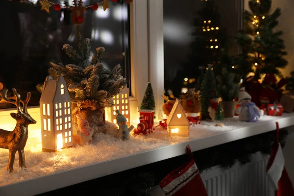 Vánoční Atmosféra Krásné Zářící Domy Jedle Umělý Sníh Hračky Parapetu — Stock fotografie