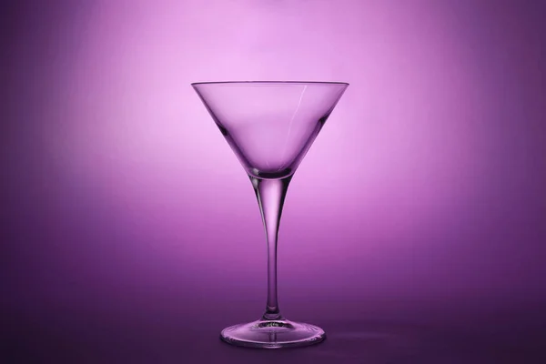Елегантне Порожнє Мартіні Скло Фіолетовому Фоні — стокове фото
