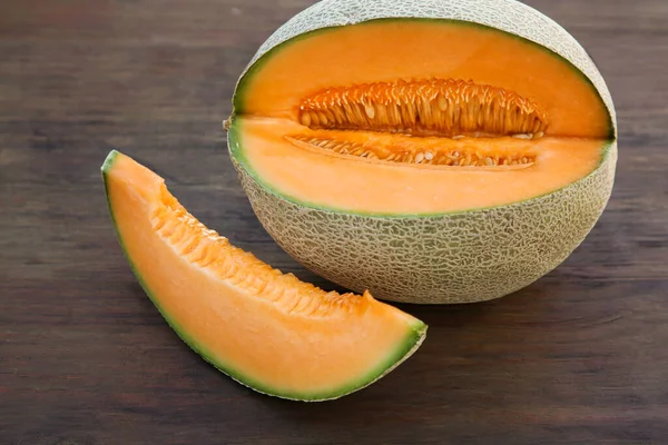 Snijd Heerlijke Rijpe Meloen Houten Tafel — Stockfoto