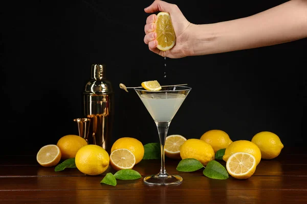 Kvinnan Klämmer Citron Martini Cocktail Vid Träbordet Närbild — Stockfoto